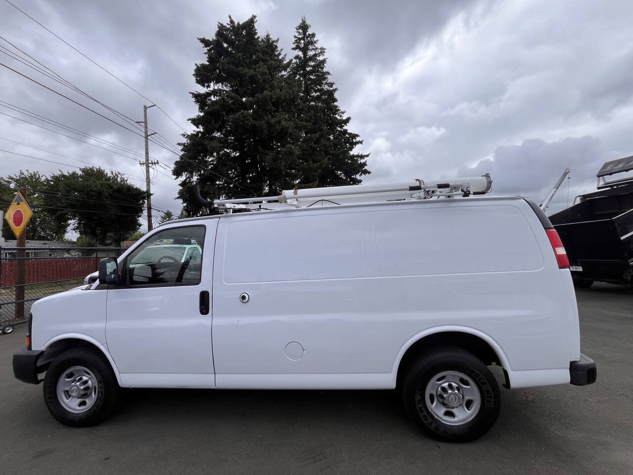Used 2013 Chevrolet Express 2500 RWD image 3
