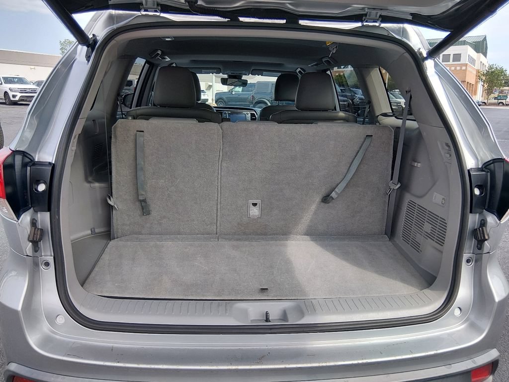 Used 2019 Toyota Highlander XLE FWD image 16
