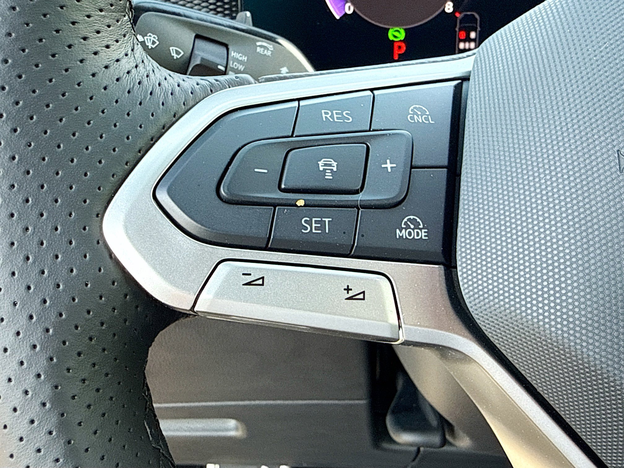New 2026 Volkswagen Tiguan SE R-Line FWD image 38
