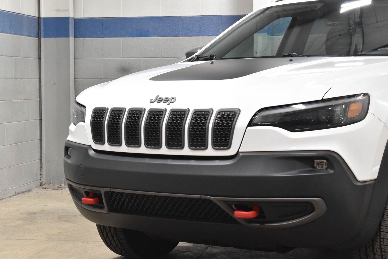 Used 2019 Jeep Cherokee Trailhawk AWD/4WD image 30