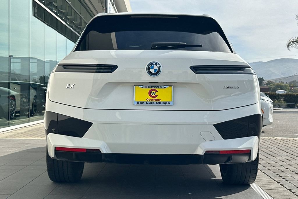 Used 2024 BMW iX xDrive50 w/ Premium Package AWD/4WD image 4
