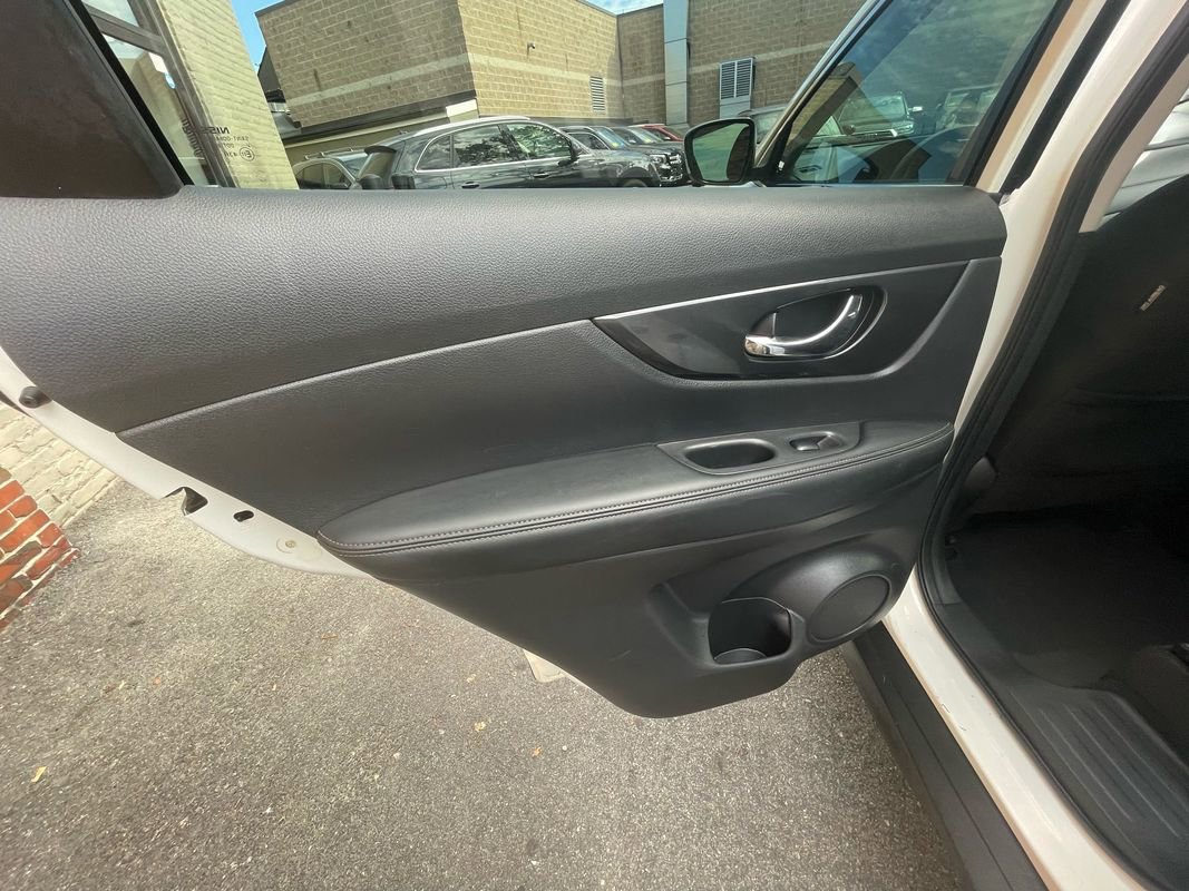 Used 2017 Nissan Rogue SV w/ SV Premium Package image 21