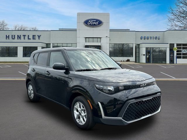Used 2025 Kia Soul LX w/ LX Technology Package FWD image 3