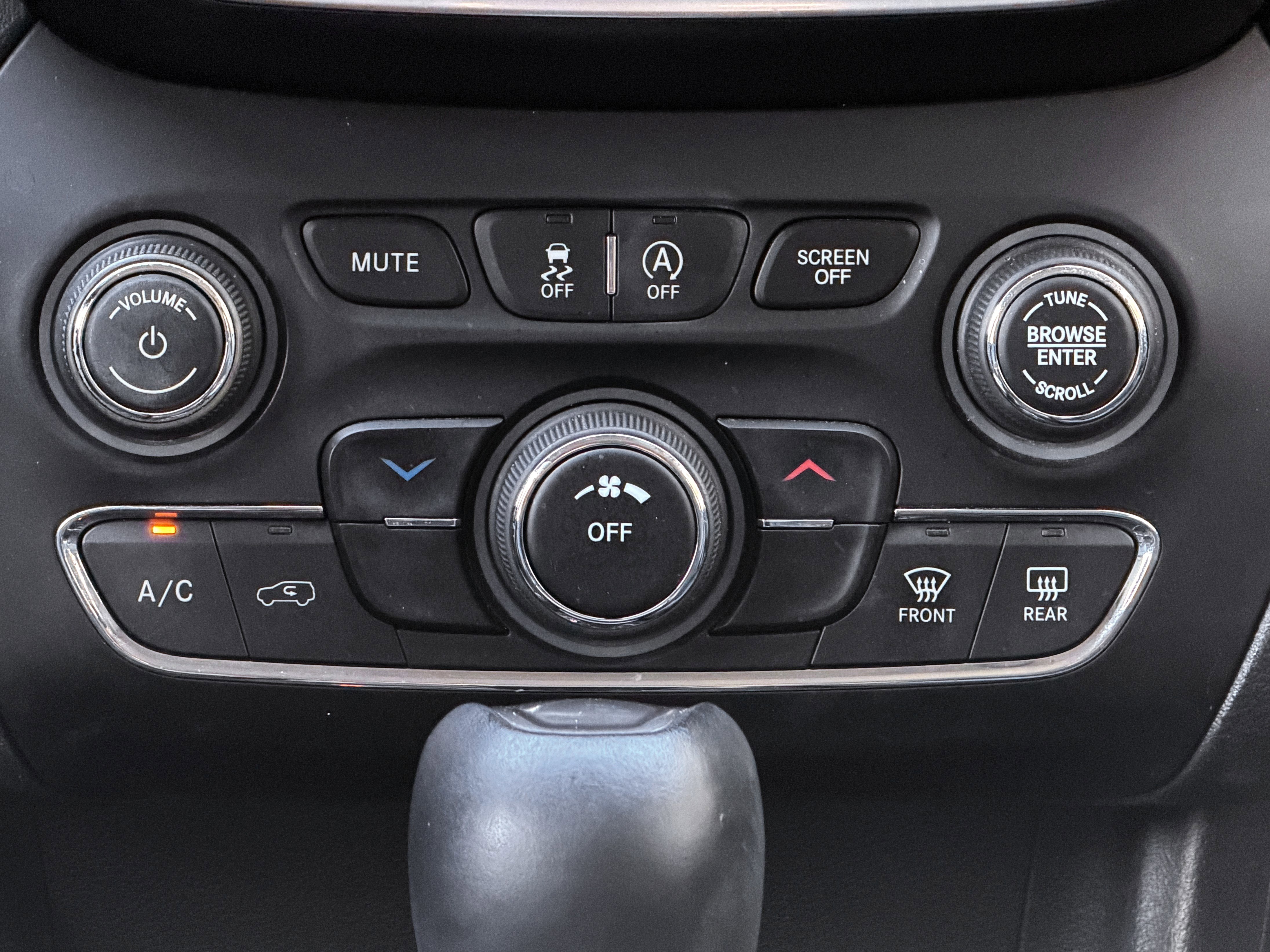 Used 2019 Jeep Cherokee Latitude Plus image 22