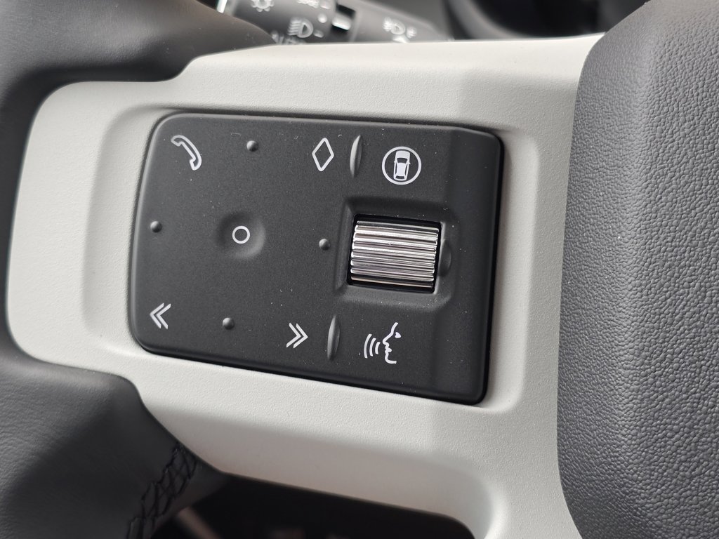 New 2025 Land Rover Defender 110 X-Dynamic SE image 19