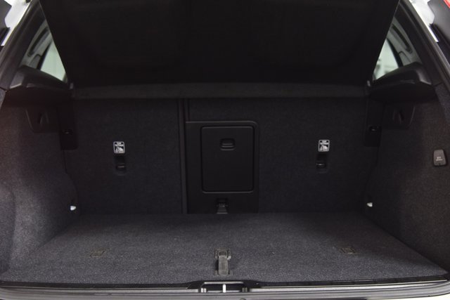 Used 2025 Volvo XC40 B5 Plus image 23