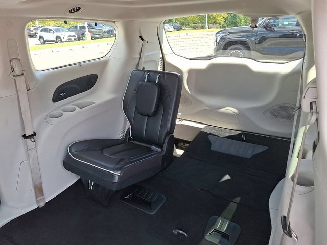 Used 2023 Chrysler Pacifica Limited FWD image 11