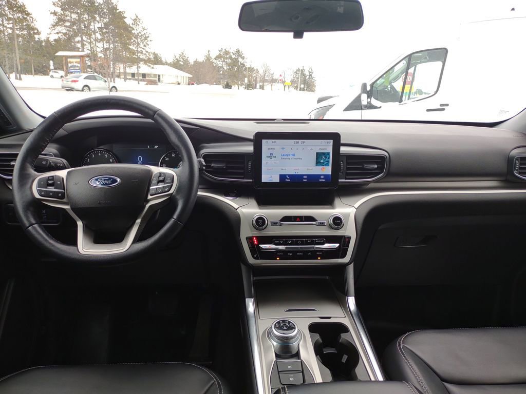 Used 2022 Ford Explorer XLT w/ Equipment Group 202A image 12
