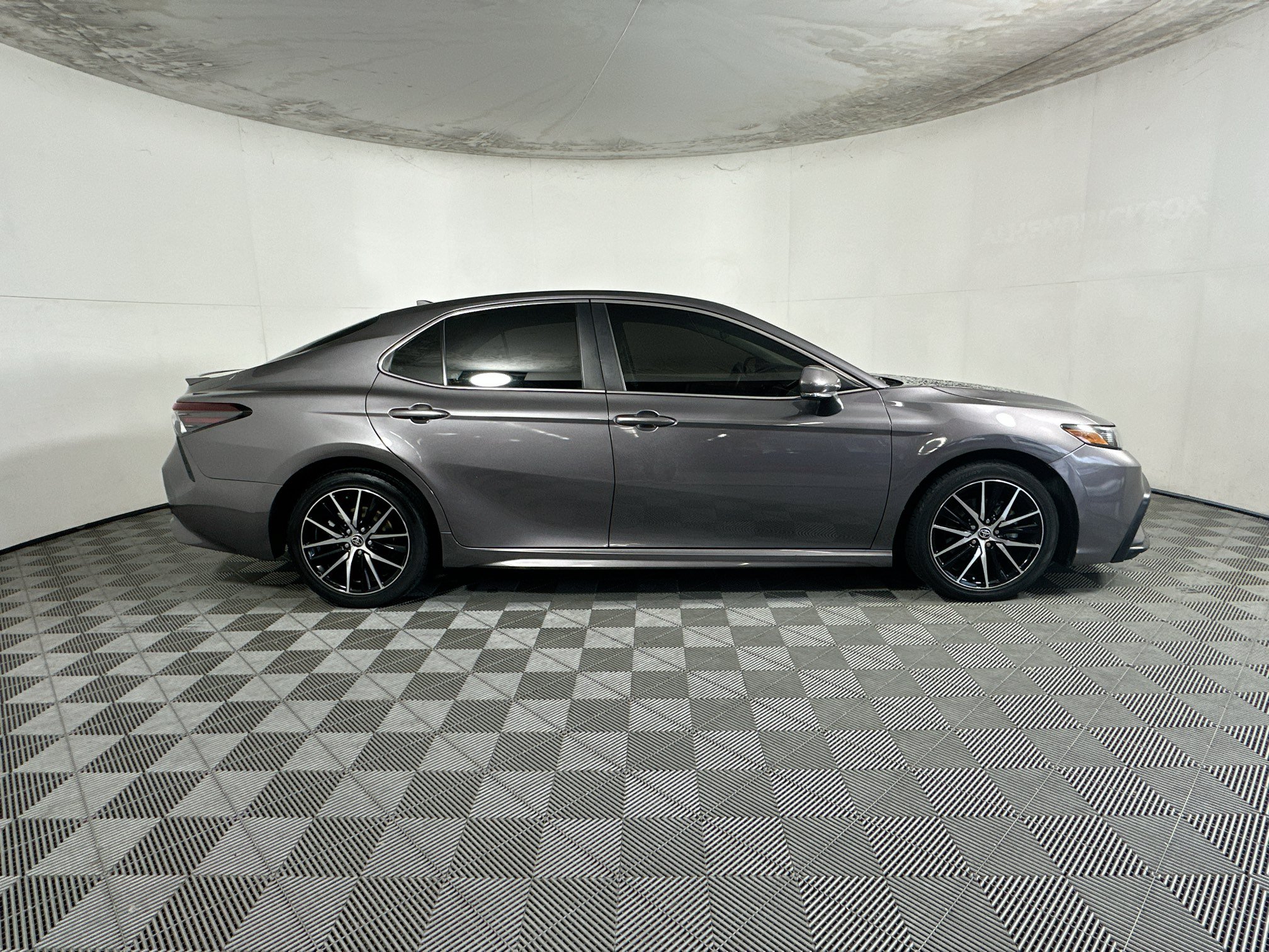 Used 2023 Toyota Camry SE FWD image 2