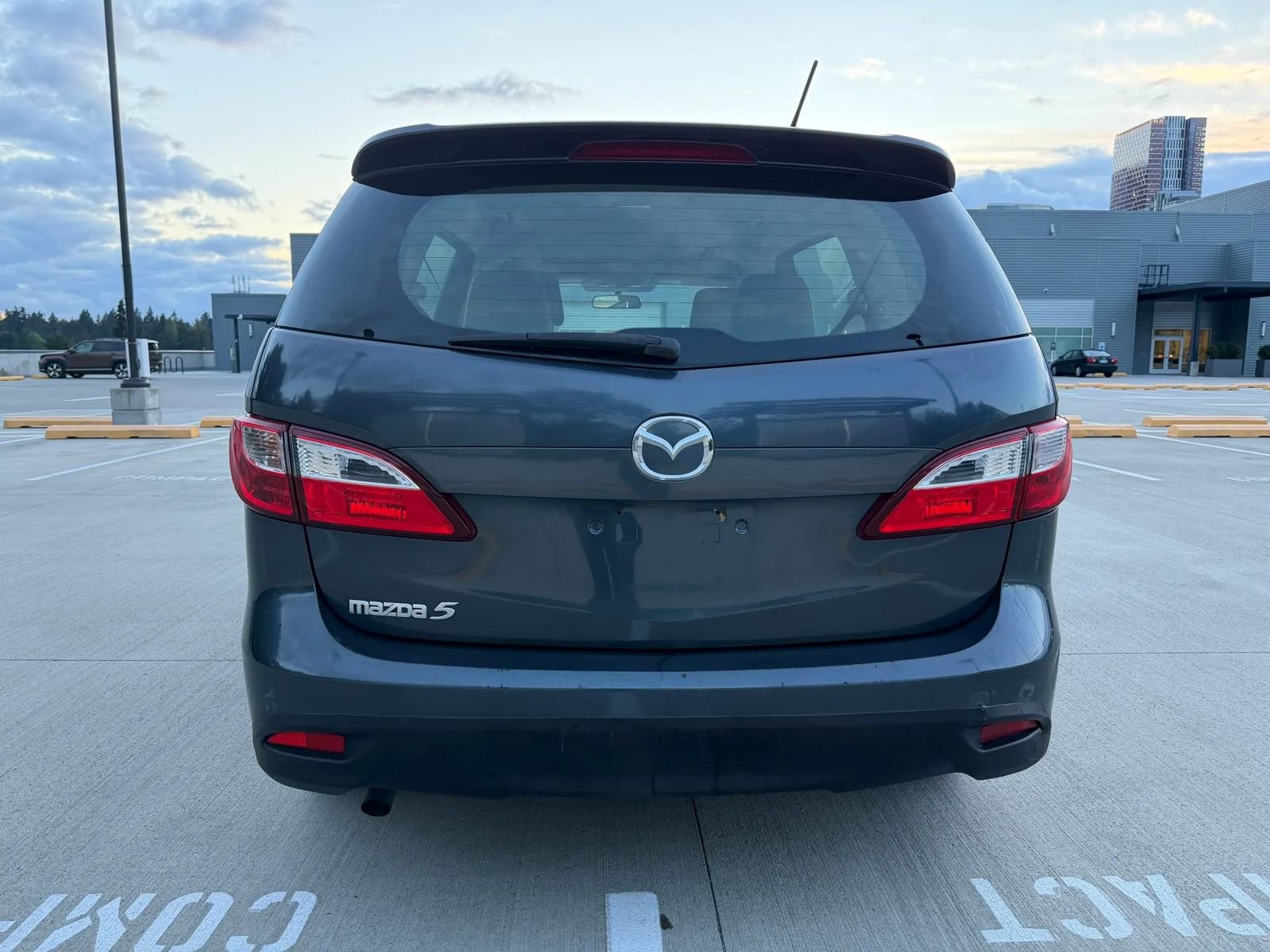 Used 2012 MAZDA MAZDA5 Touring w/ Moonroof & Audio Pkg FWD image 7