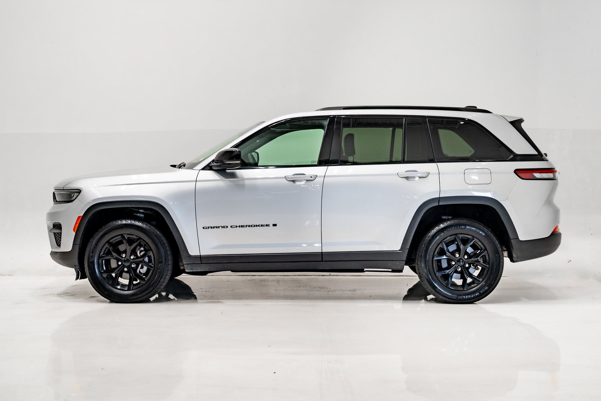 Used 2025 Jeep Grand Cherokee Altitude AWD/4WD image 30