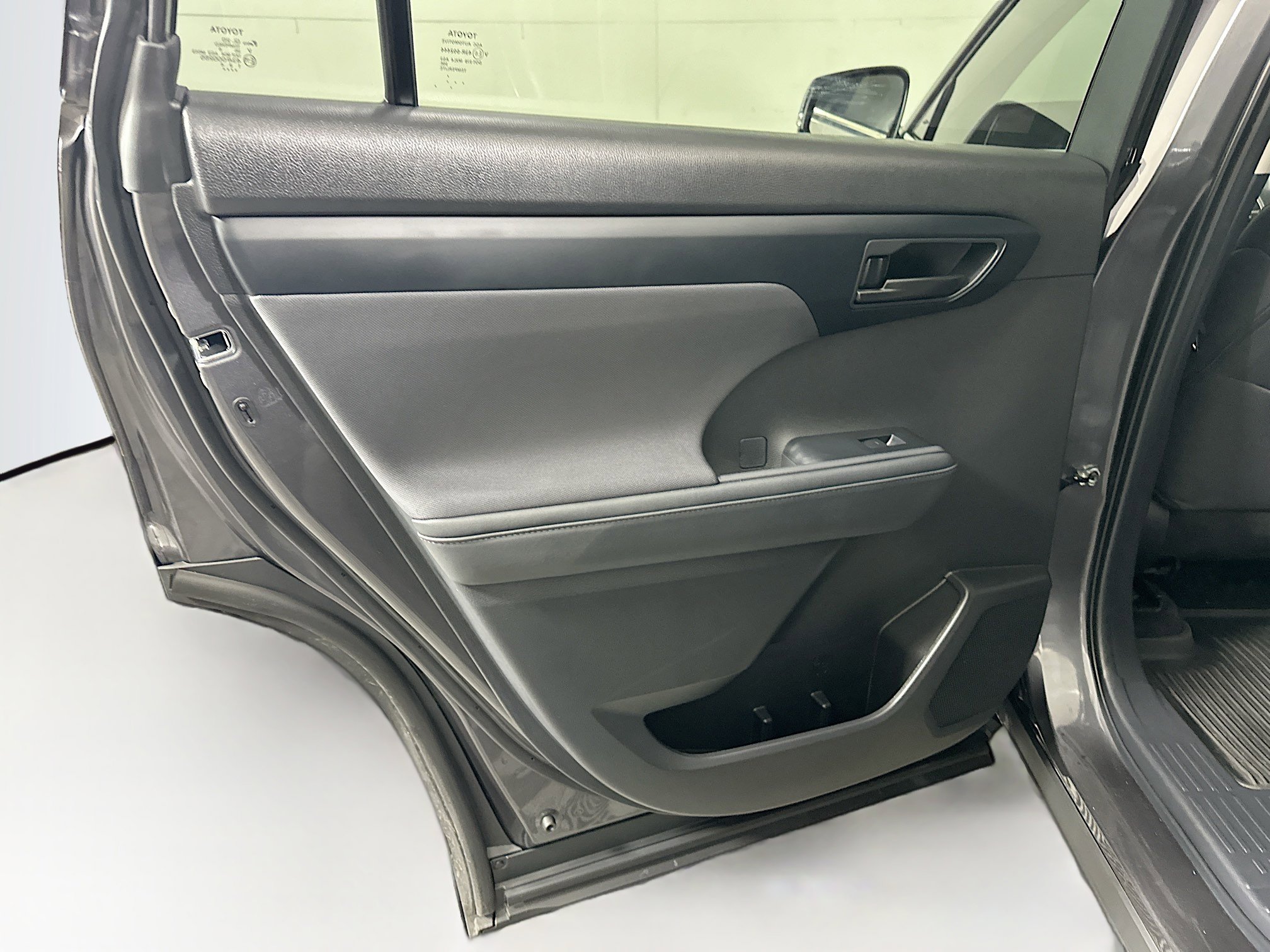 Used 2024 Toyota Highlander LE image 27