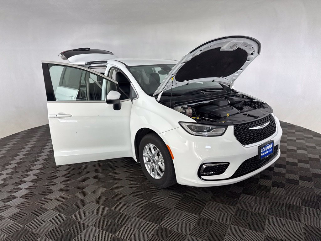 Used 2023 Chrysler Pacifica Touring-L FWD image 13