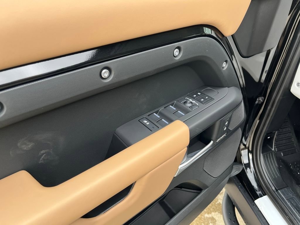 New 2026 Land Rover Defender 130 X-Dynamic SE image 11