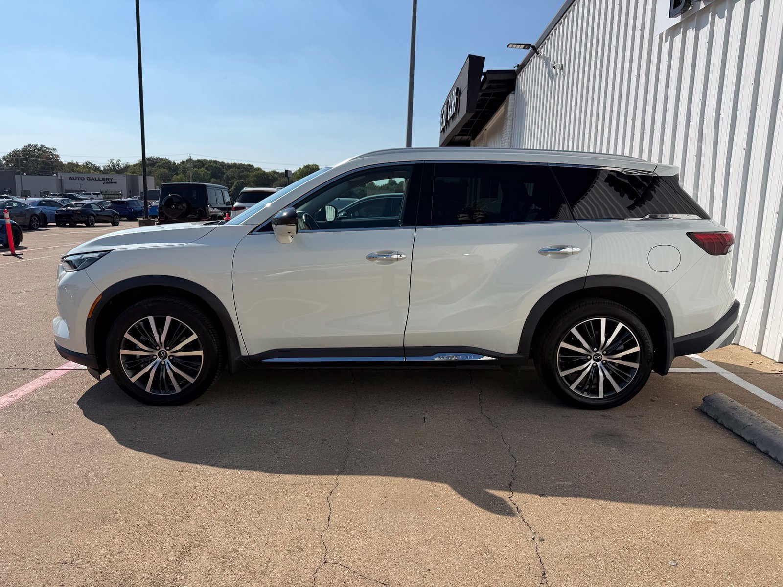 Used 2023 INFINITI QX60 Sensory AWD/4WD image 3