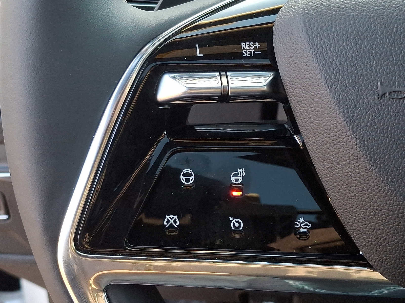 Certified 2025 Cadillac Escalade ESV Premium Luxury image 24