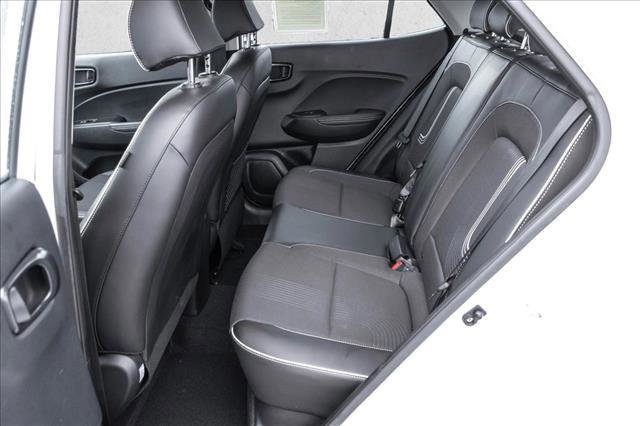 Used 2023 Hyundai Venue Limited image 21