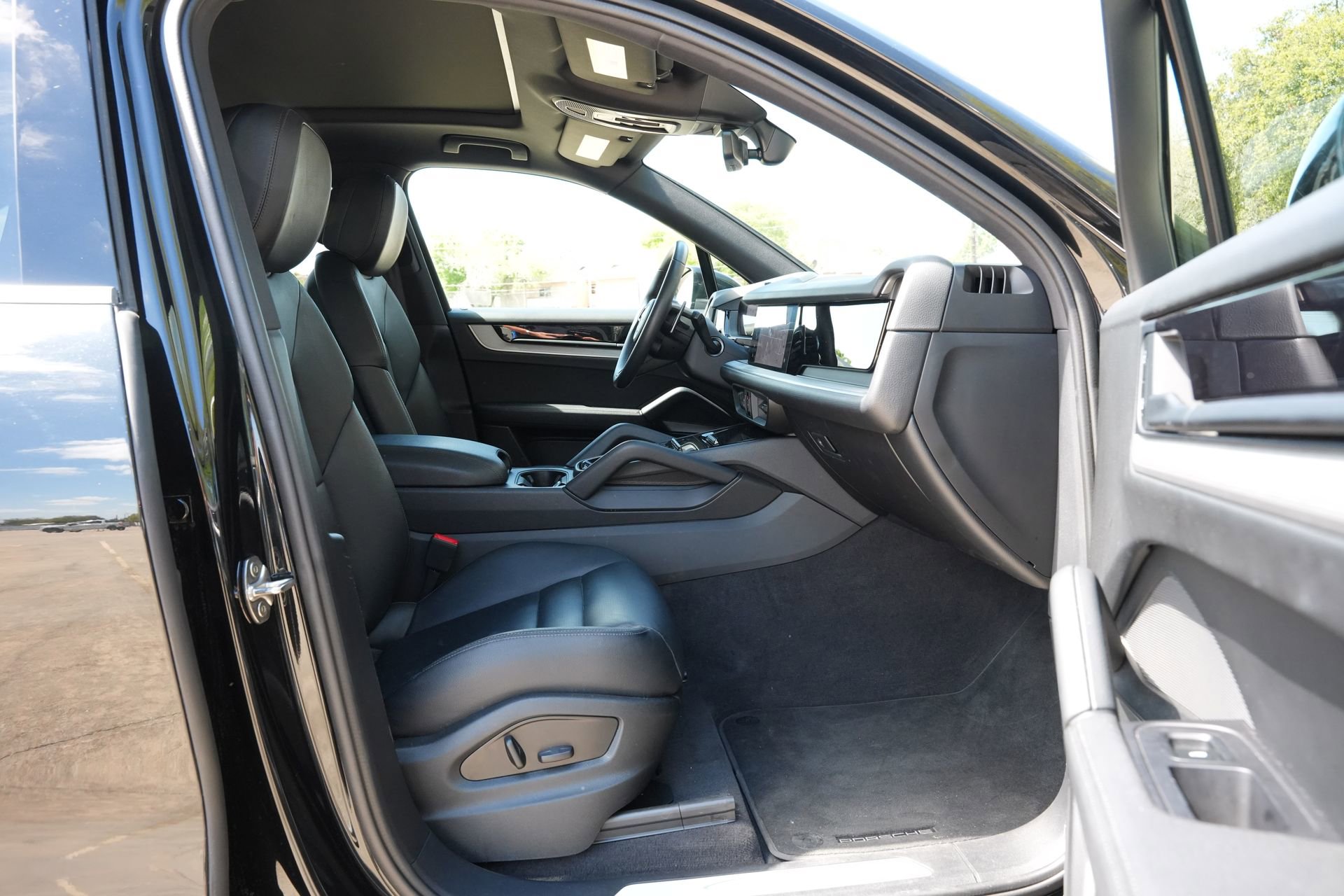 Used 2025 Porsche Cayenne image 25