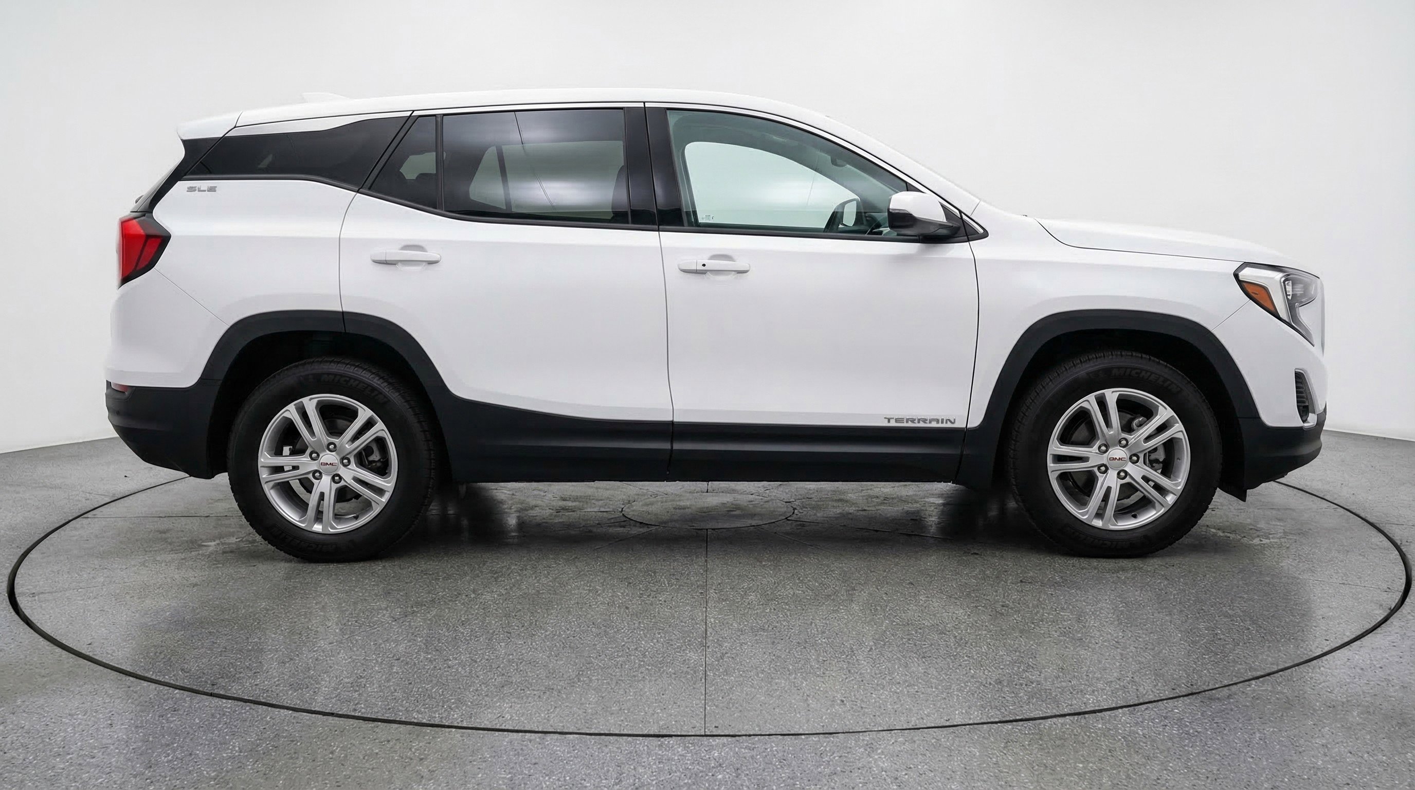 Used 2024 GMC Terrain SLE image 11