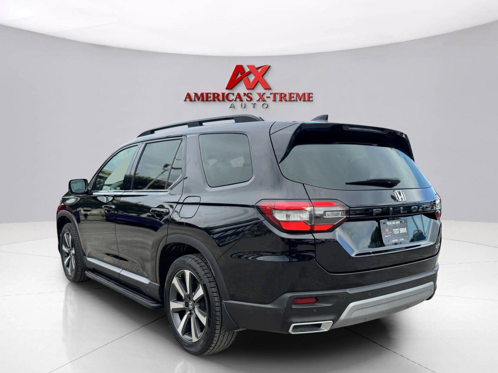 Used 2023 Honda Pilot Touring image 4