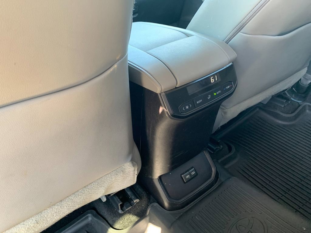Used 2023 Toyota Highlander XLE FWD image 15