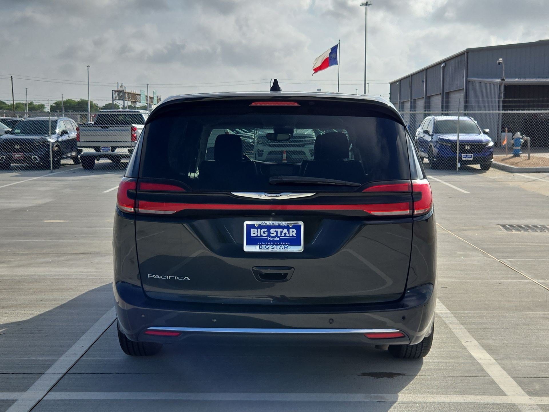 Used 2023 Chrysler Pacifica Touring-L FWD image 5
