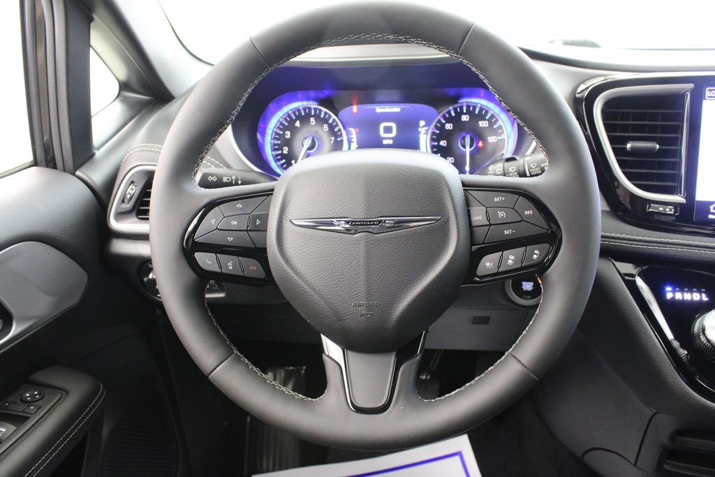 Used 2024 Chrysler Pacifica Touring image 23