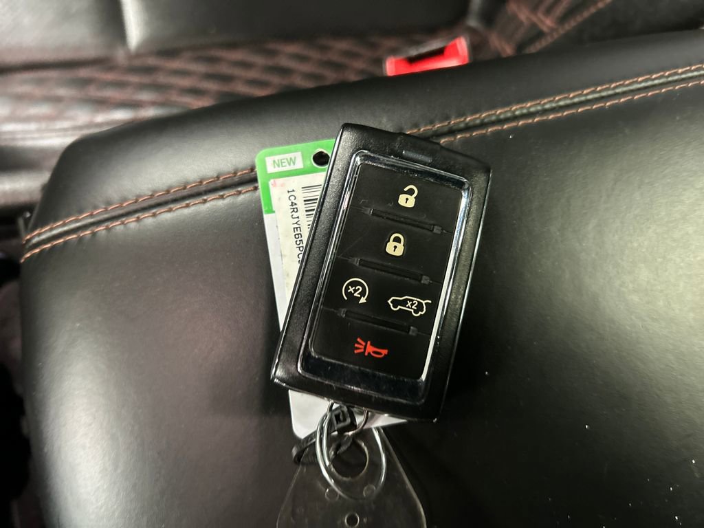 Used 2023 Jeep Grand Cherokee Summit image 22