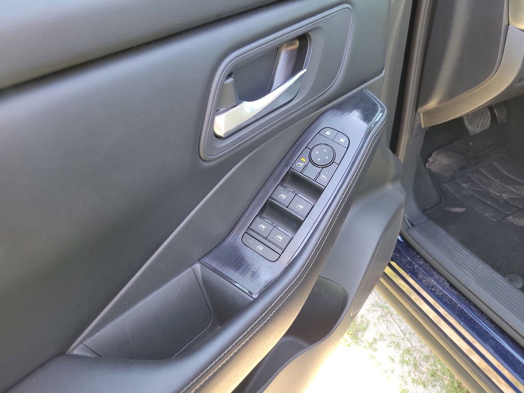 Used 2024 Nissan Rogue SV AWD/4WD image 14