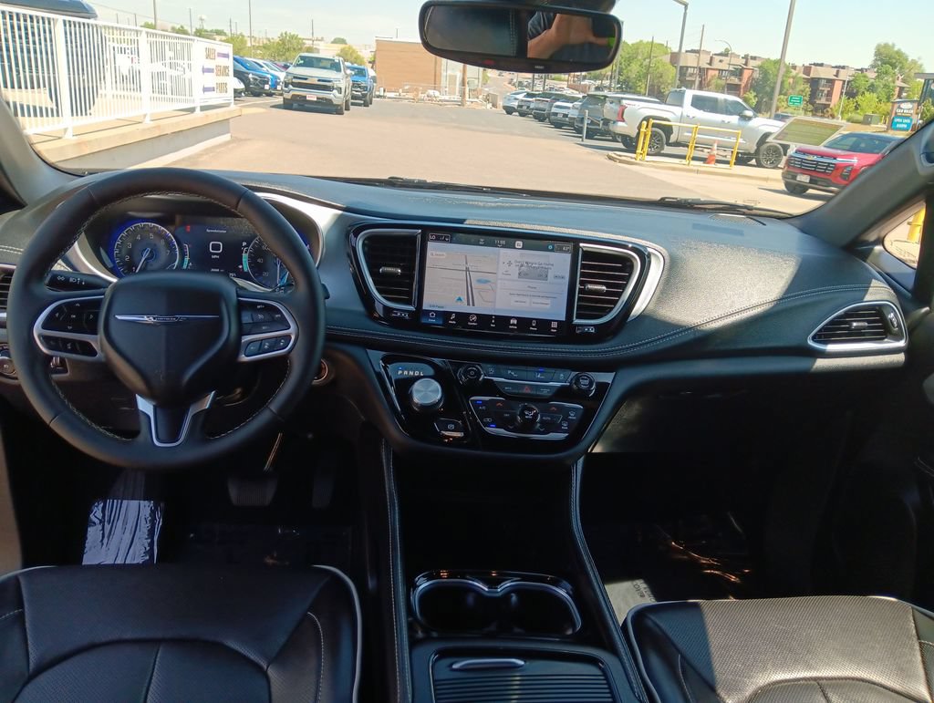 Used 2026 Chrysler Pacifica Limited FWD image 12