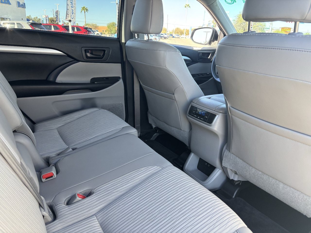 Used 2017 Toyota Highlander Plus w/ Carpet Mat Package FWD image 11