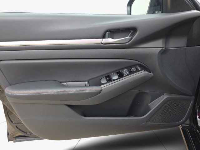 Used 2025 Nissan Altima 2.5 SR w/ SR Premium Package FWD image 26