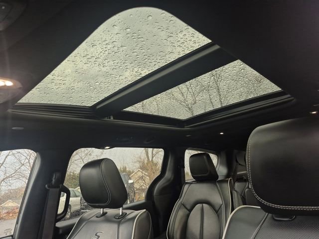 Used 2024 Chrysler Pacifica Premium image 29