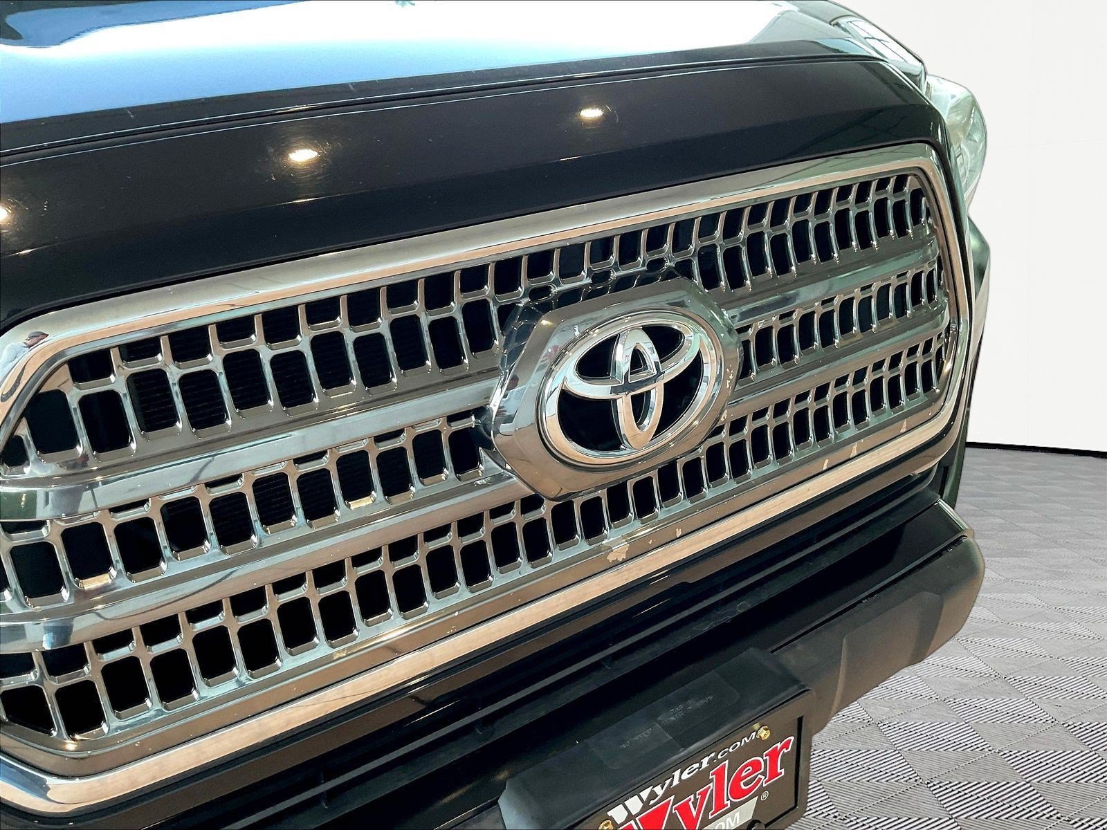 Used 2017 Toyota Tacoma TRD Off-Road w/ Tow Package (A/T) AWD/4WD image 31