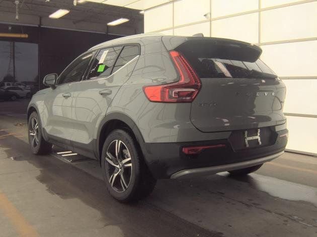Used 2025 Volvo XC40 B5 Core AWD/4WD image 4