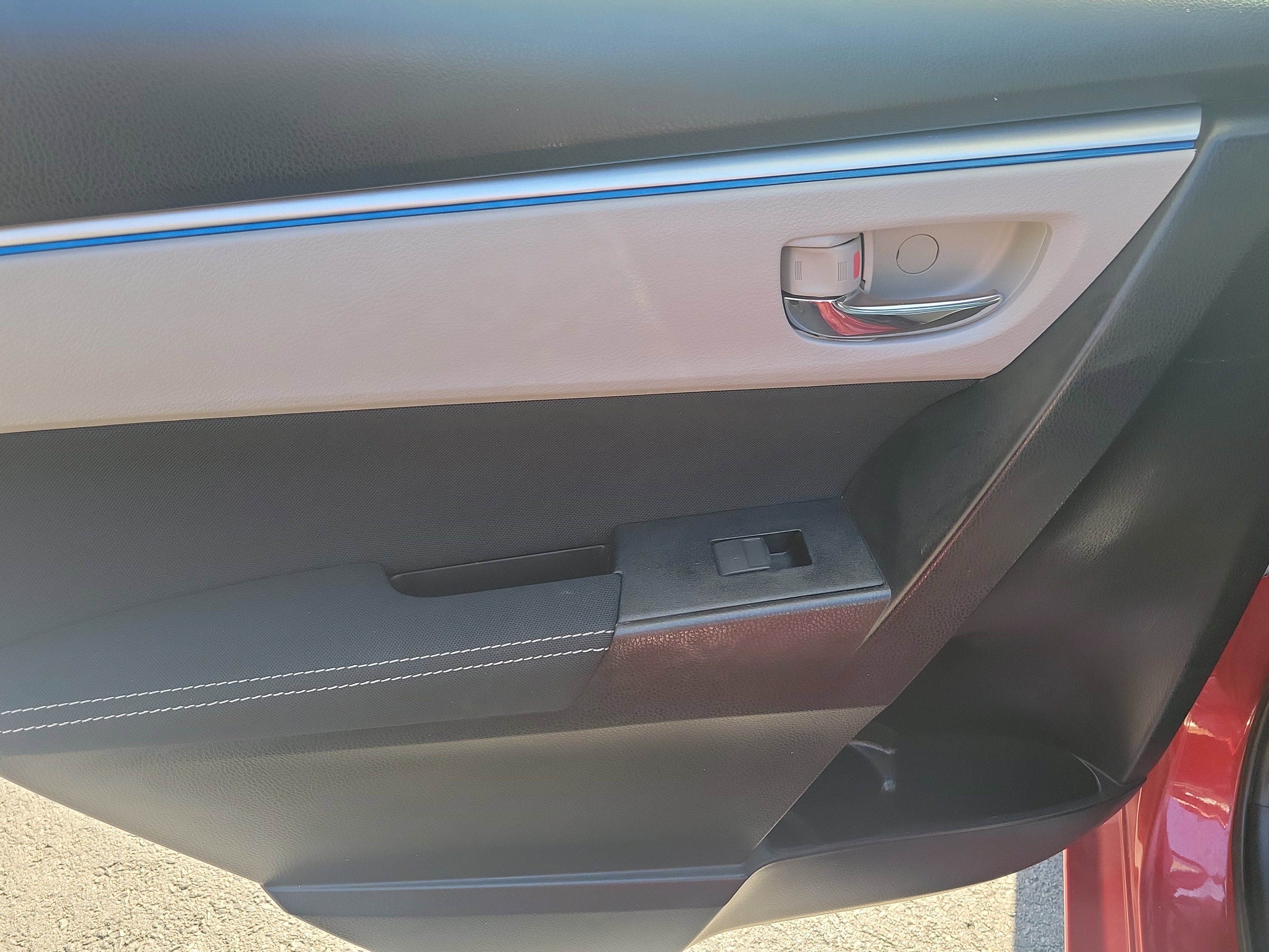 Used 2015 Toyota Corolla LE image 25