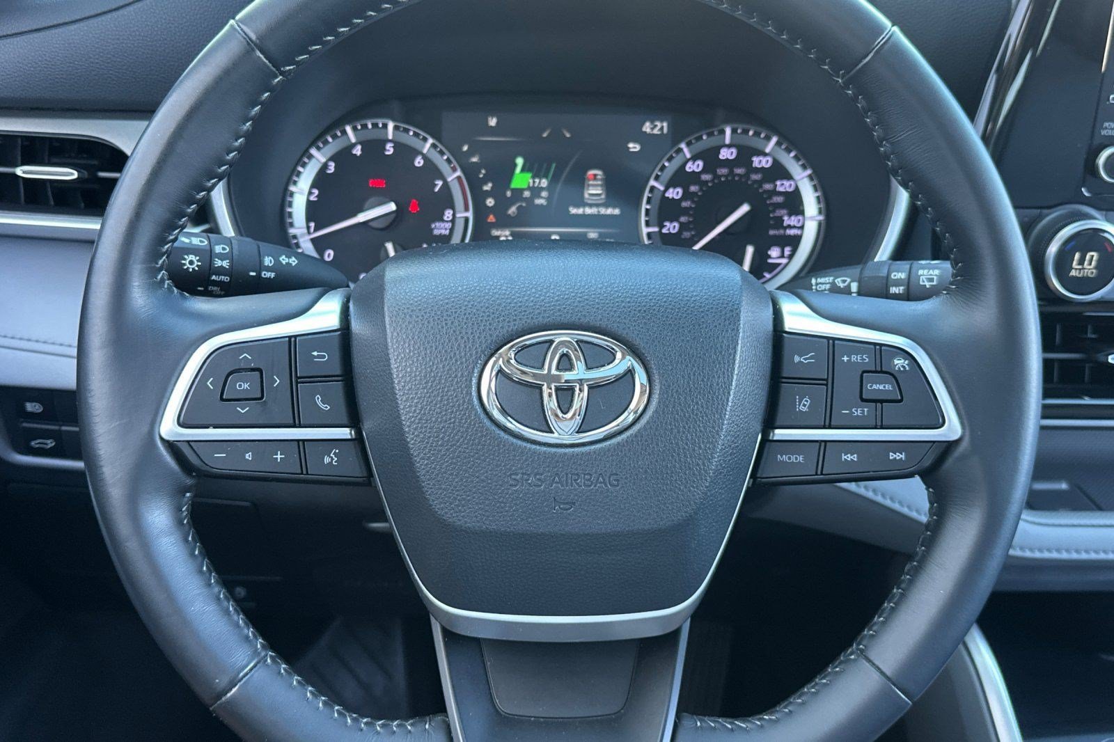 Used 2022 Toyota Highlander XLE AWD/4WD image 11