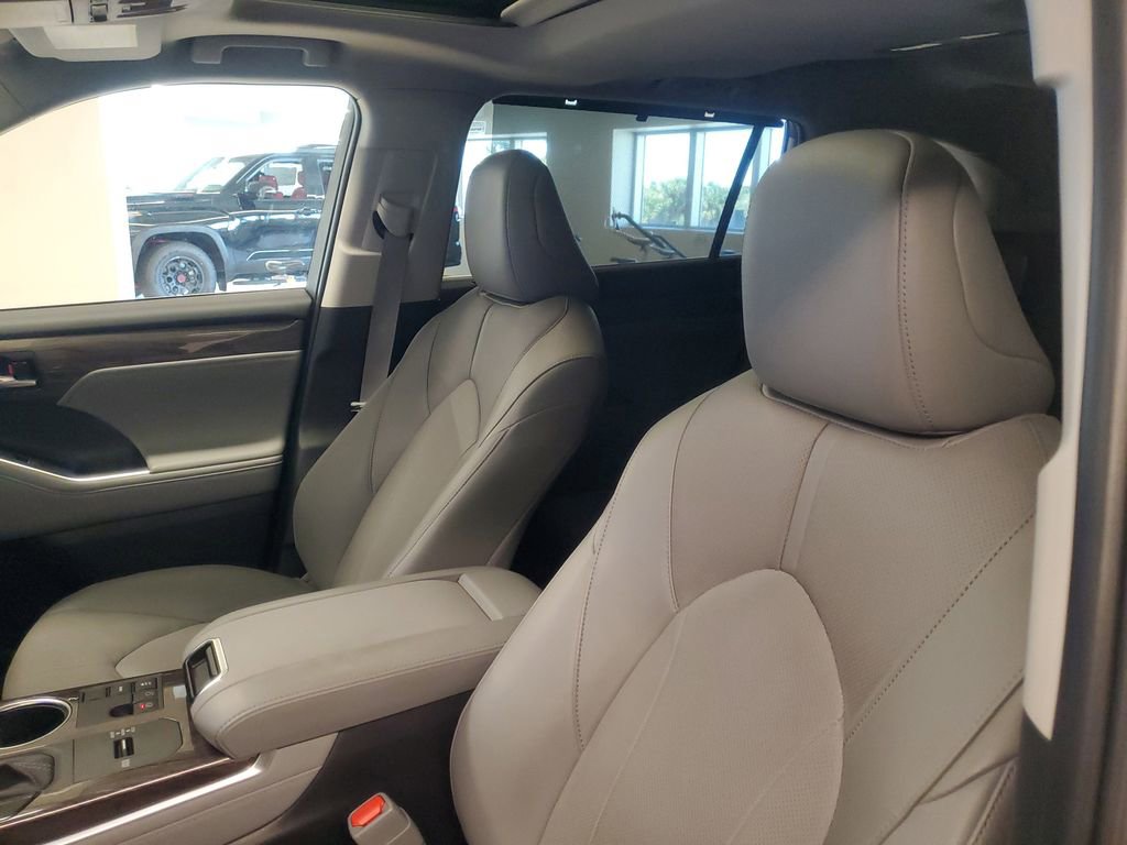 Used 2024 Toyota Highlander Limited image 18