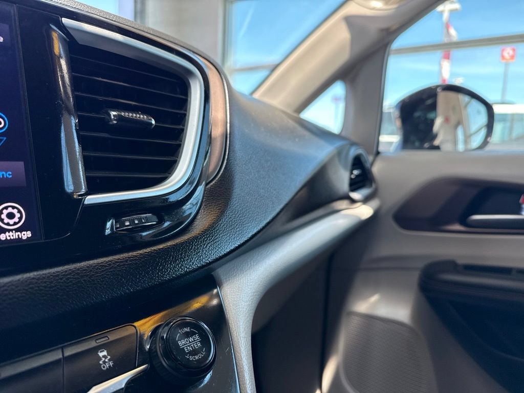 Used 2019 Chrysler Pacifica Touring Plus w/ Tire & Wheel Group FWD image 38
