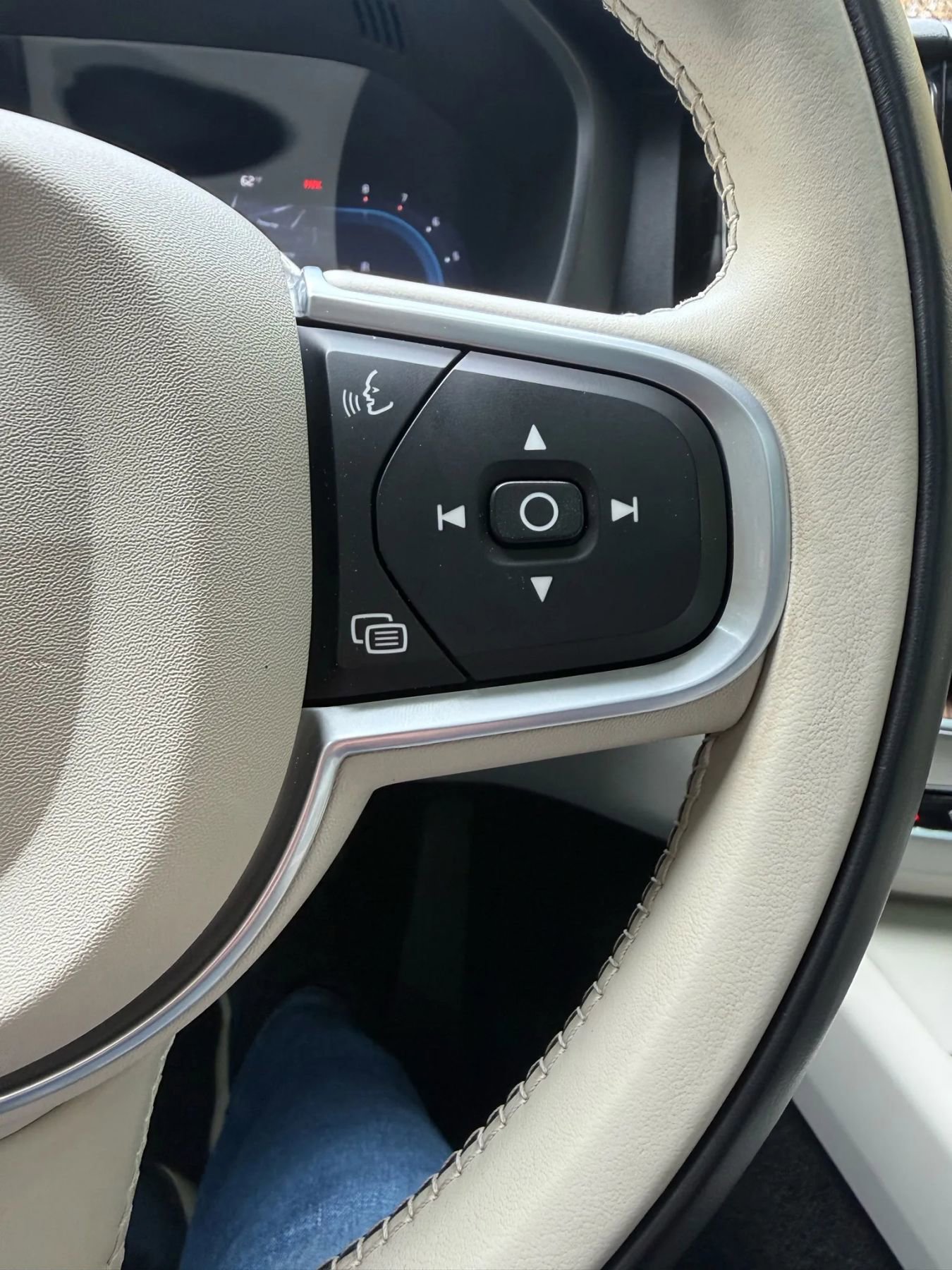 Used 2022 Volvo XC60 B5 Momentum image 20