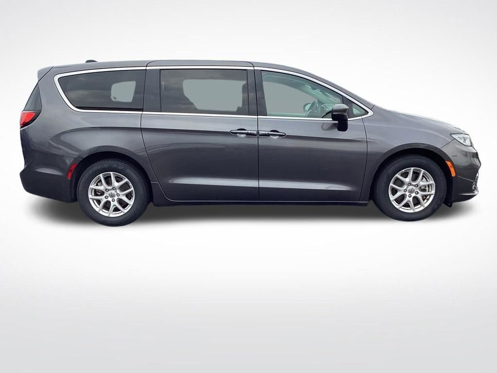 Used 2023 Chrysler Pacifica Touring-L image 10