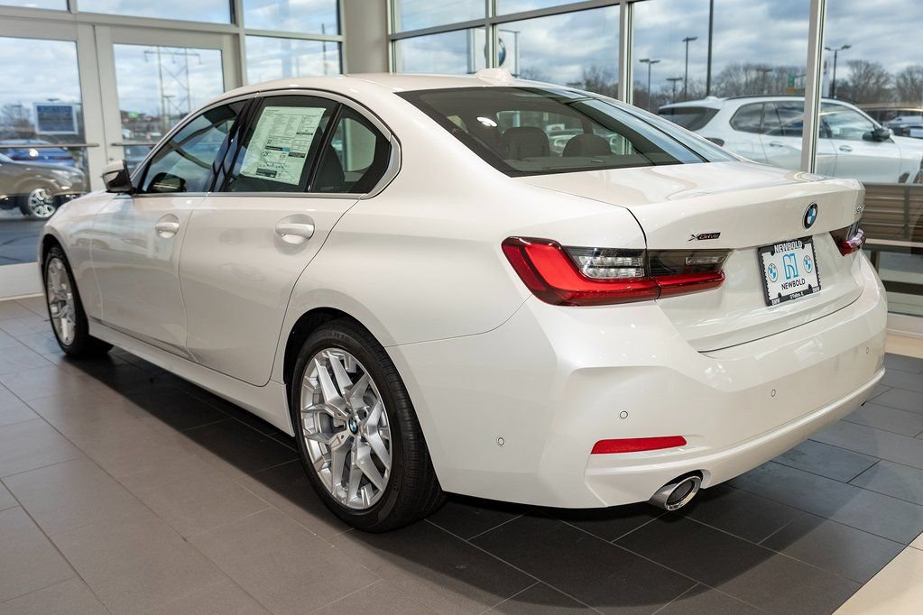Used 2026 BMW 330i xDrive Sedan w/ Premium Package AWD/4WD image 4
