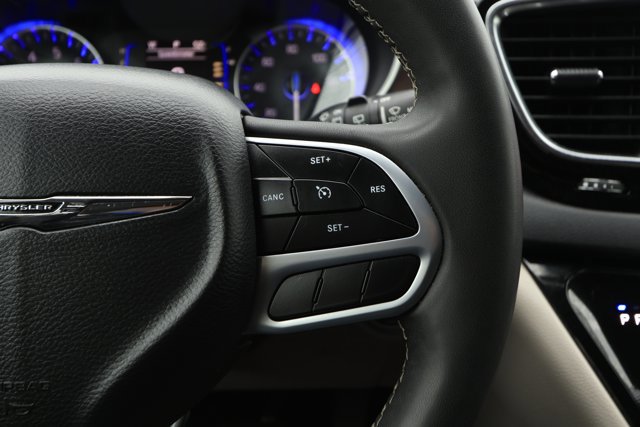 Used 2023 Chrysler Voyager LX image 14