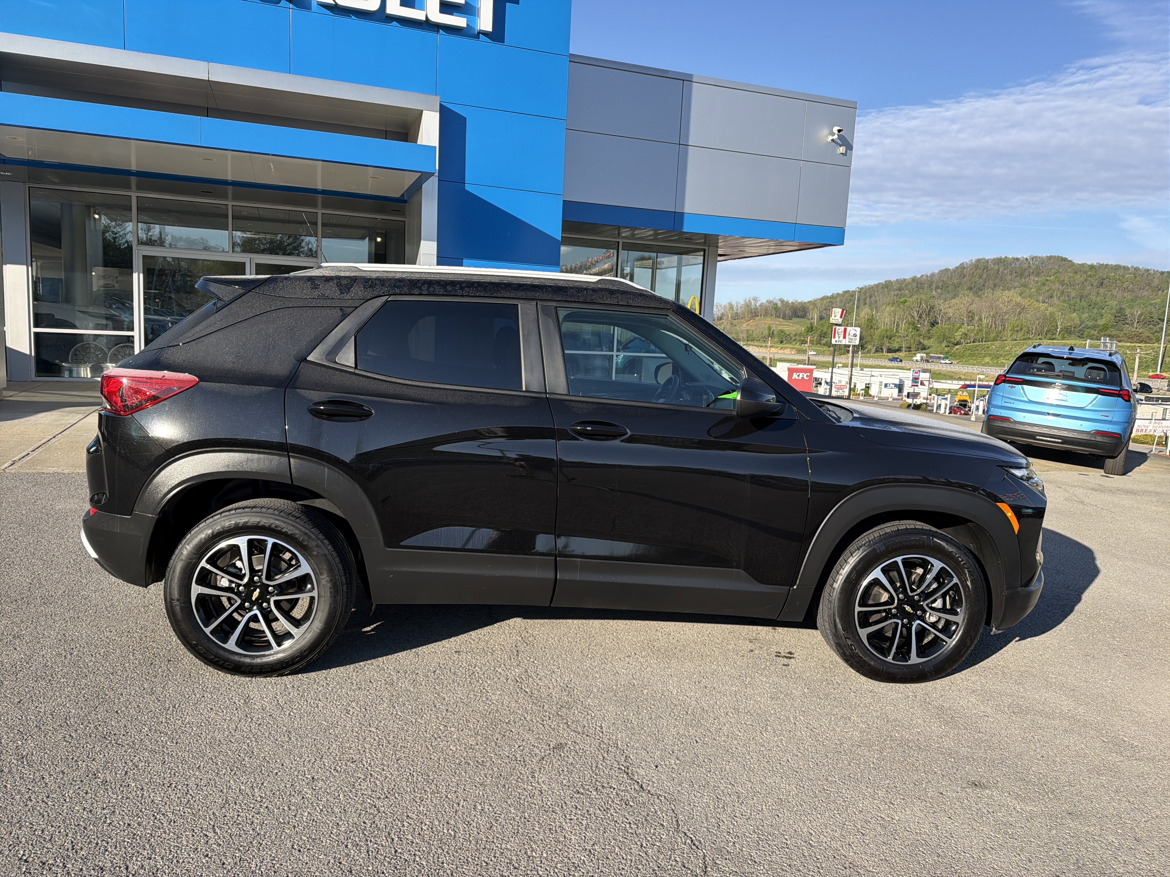 Used 2025 Chevrolet TrailBlazer LT AWD/4WD image 3