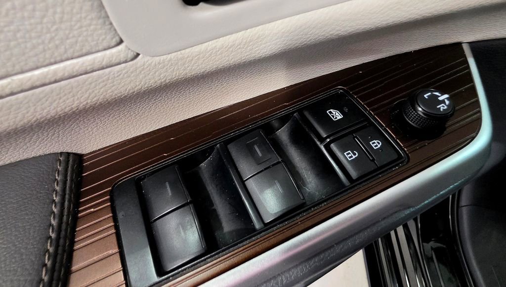 Used 2024 Toyota Sienna XLE image 18