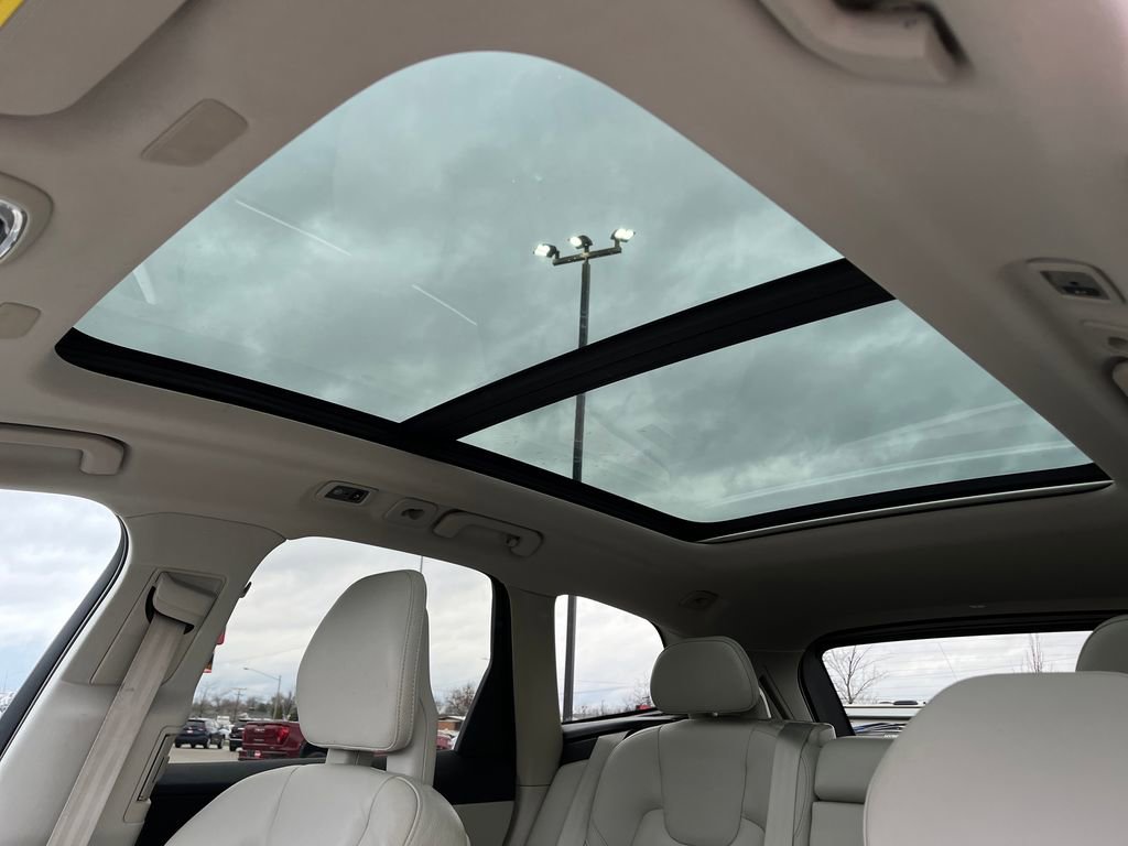 Used 2019 Volvo XC60 T5 Momentum w/ Premium Package image 28