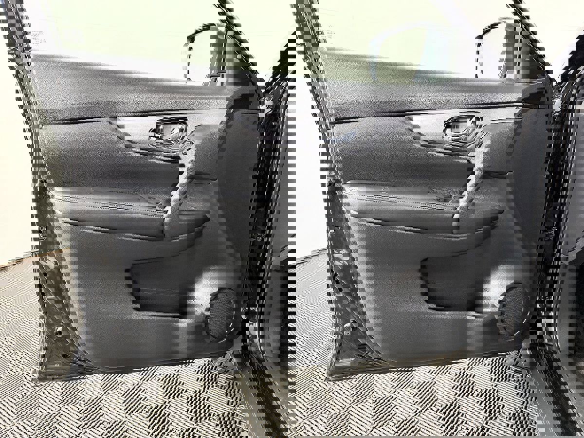 Used 2018 Nissan Rogue SV image 23