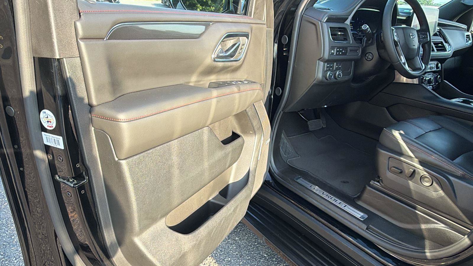Used 2024 Chevrolet Suburban RST w/ Luxury Package AWD/4WD image 15
