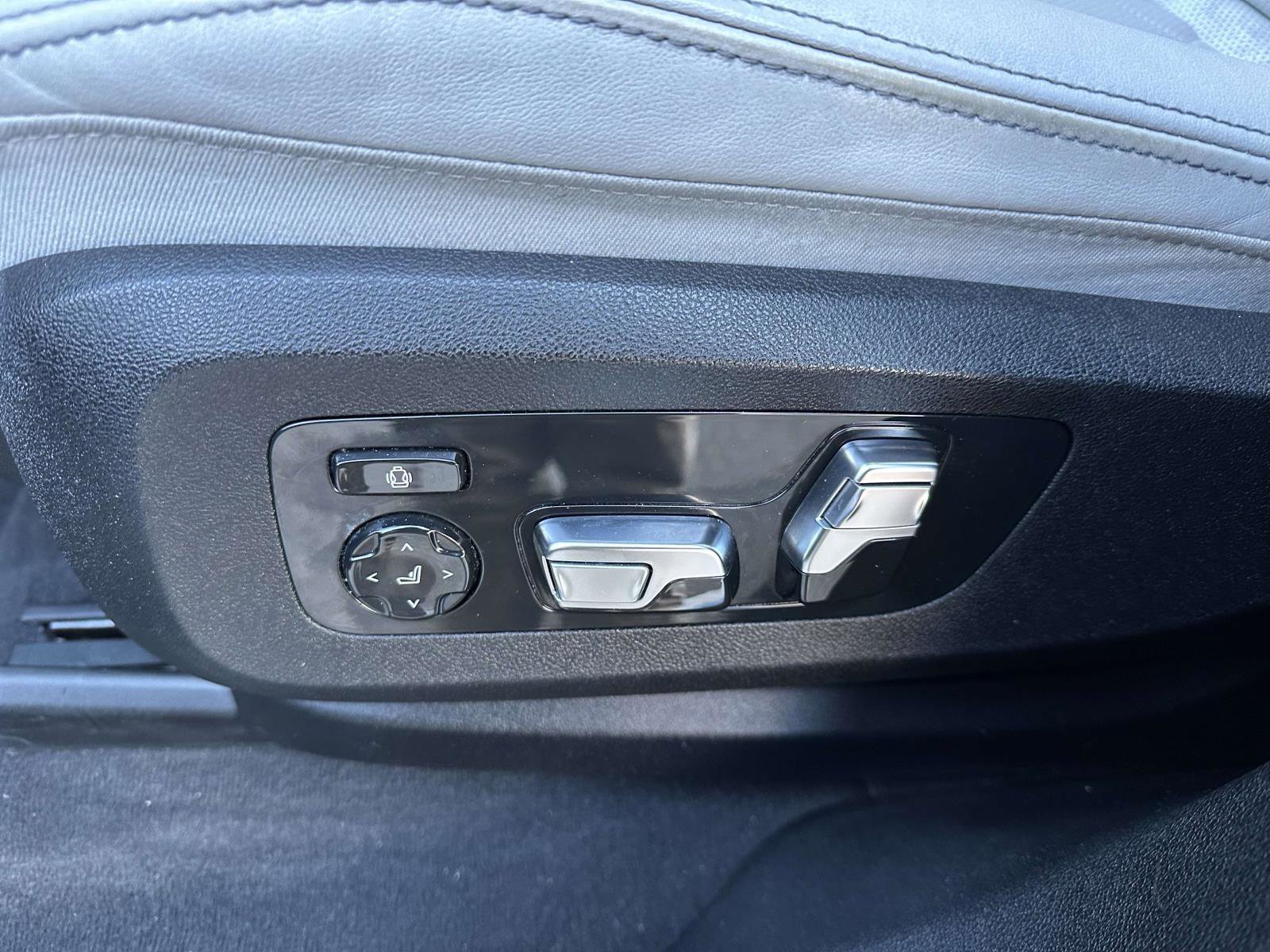 Used 2023 BMW X6 xDrive40i w/ Executive Package image 16