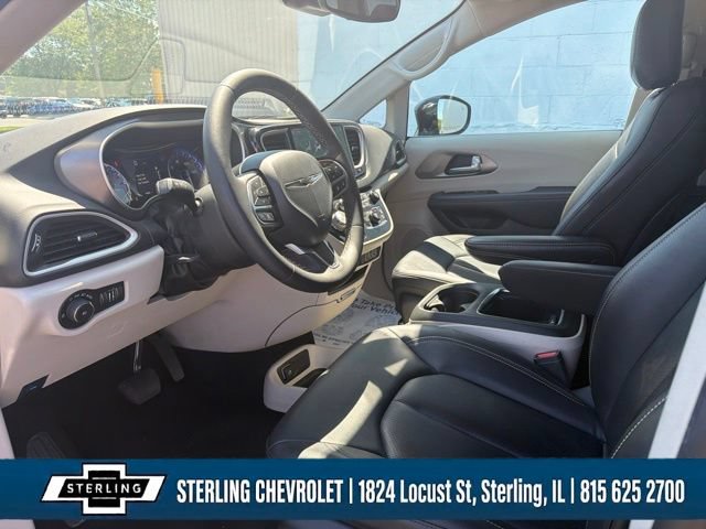 Used 2024 Chrysler Pacifica Touring-L FWD image 10